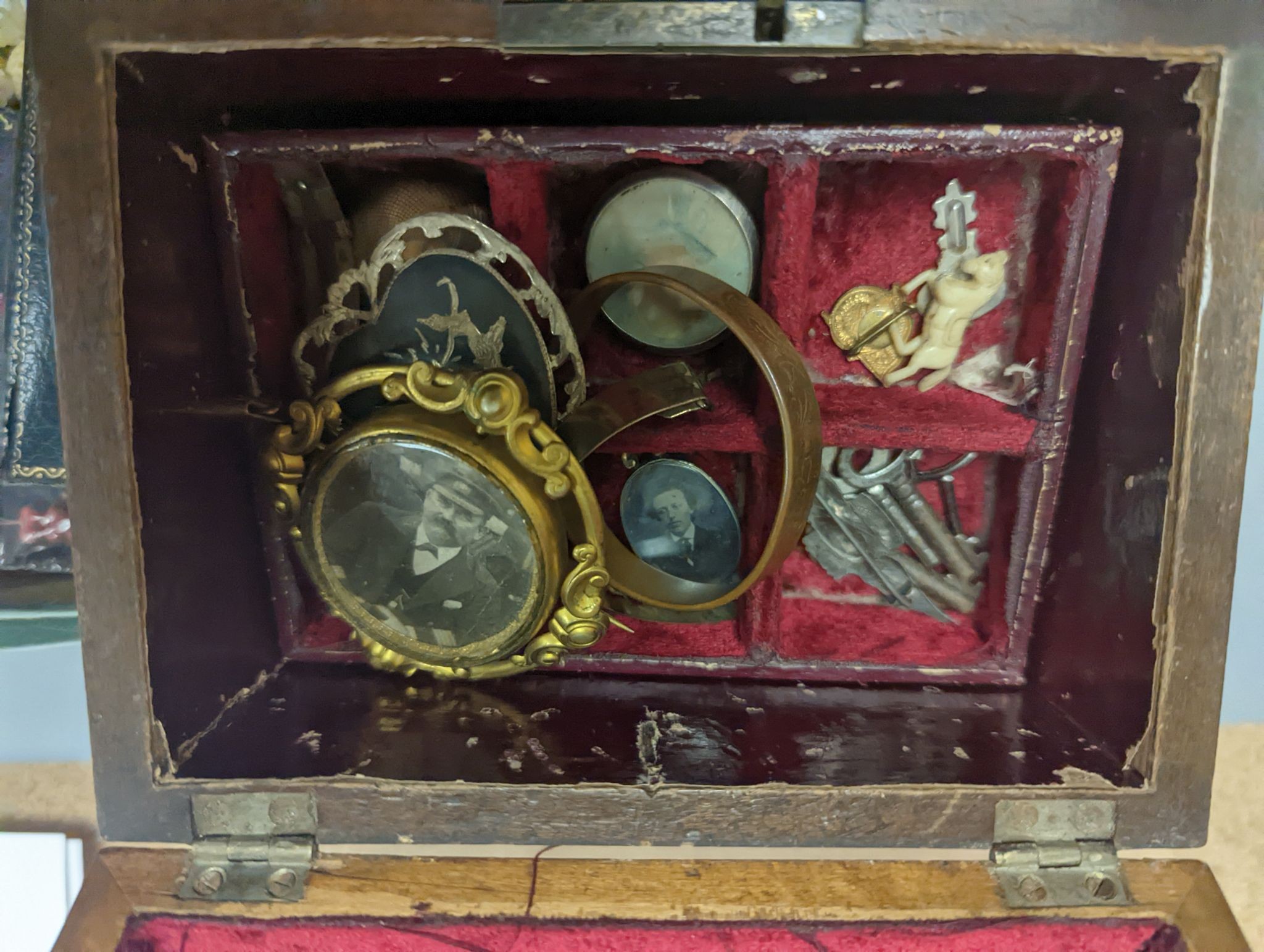 A quantity of assorted Victorian and later jewellery including costume and filigree and a 19th century tea caddy with conch shell inlay.